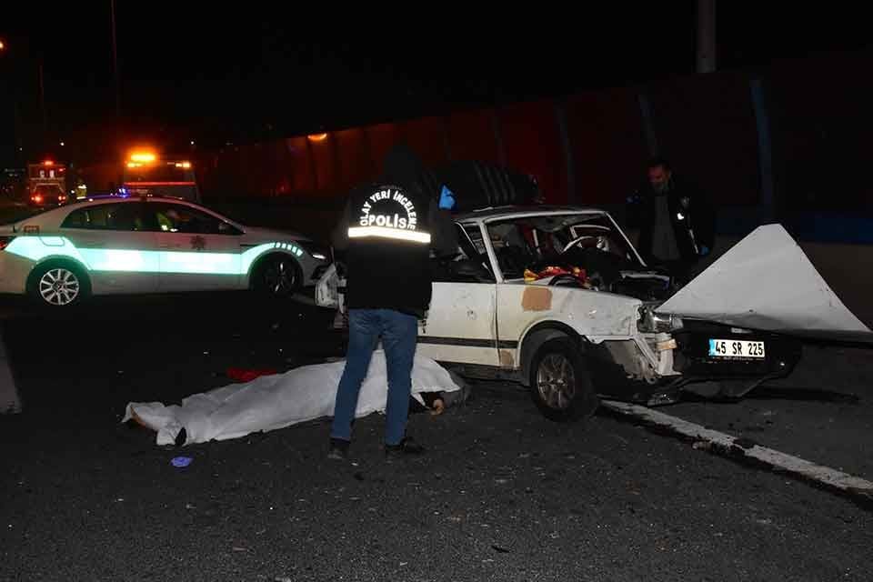 İZMİR'in Bornova il&ccedil;esinde otoyolda otomobilin &ouml;n&uuml;nde giden otomobile &ccedil;arptığı kazada