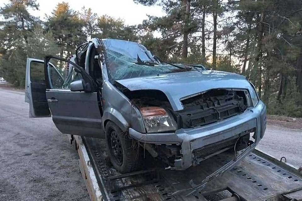Denizl'nin Kale il&ccedil;esinde, s&uuml;r&uuml;c&uuml;s&uuml;n&uuml;n kontrol&uuml;nden &ccedil;ıkan otomobilin savrularak takla attığı