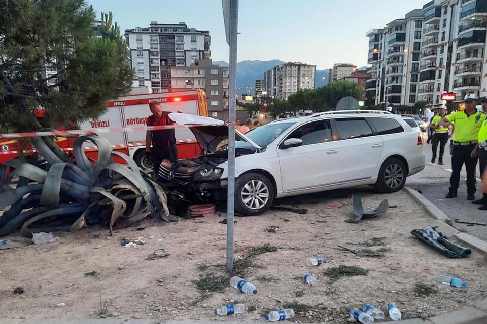 DENİZLİ'nin Merkezefendi il&ccedil;esinde kırmızı ışıkta ge&ccedil;en minib&uuml;s ile otomobil &ccedil;arpıştı.