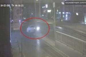 İzmir'in Gaziemir il&ccedil;esinde, alt ge&ccedil;ide girişte kontrolden &ccedil;ıkarak, demir direğe