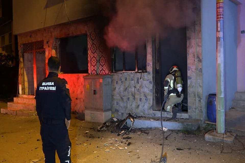 Bursa'da, 5 g&uuml;n &ouml;nce ailesiyle tartıştıktan sonra yaşadıkları evi yakan