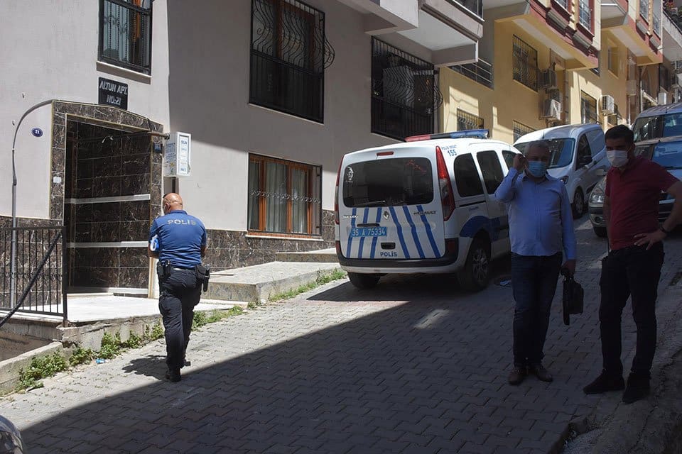 izmir'in Buca il&ccedil;esinde Zeynep V. (29) evlerinde boğularak &ouml;ld&uuml;r&uuml;ld&uuml;. Olay