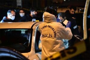 İZMİR'in Bayraklı il&ccedil;esinde, 2 ş&uuml;pheli tarafından sokak ortasında bırakılan bir