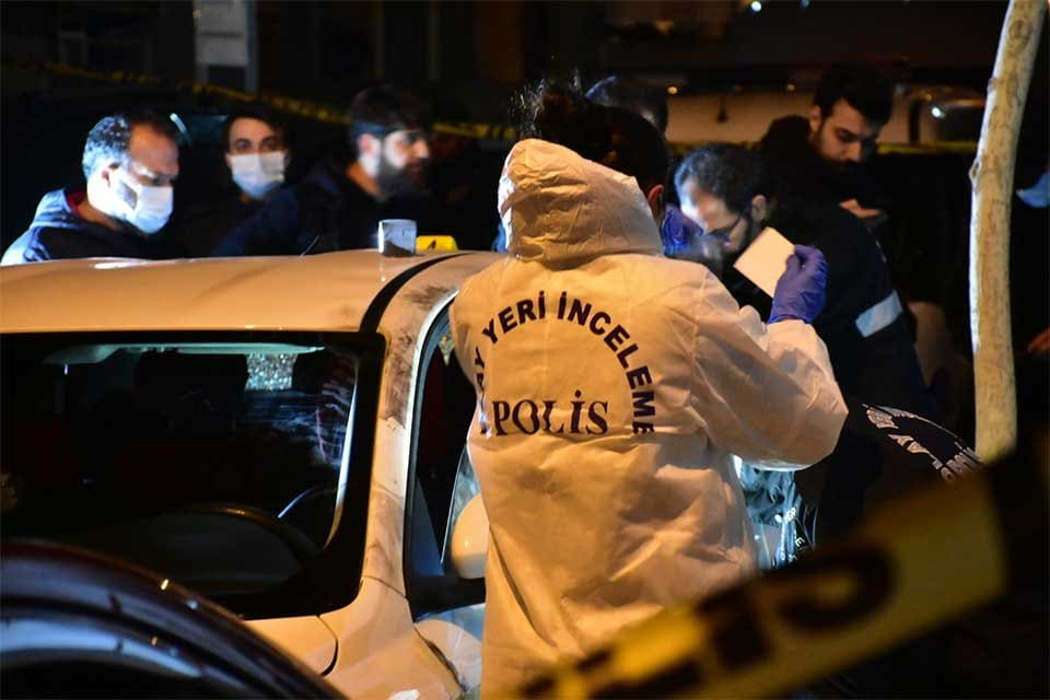 İZMİR'in Bayraklı il&ccedil;esinde, 2 ş&uuml;pheli tarafından sokak ortasında bırakılan bir