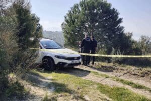 Aydın'ın Kuşadası il&ccedil;esinde Ali G&uuml;lm&uuml;ş&rsquo;&uuml;n (24), ormanda otomobilinde g&ouml;ğs&uuml;nden pompalı