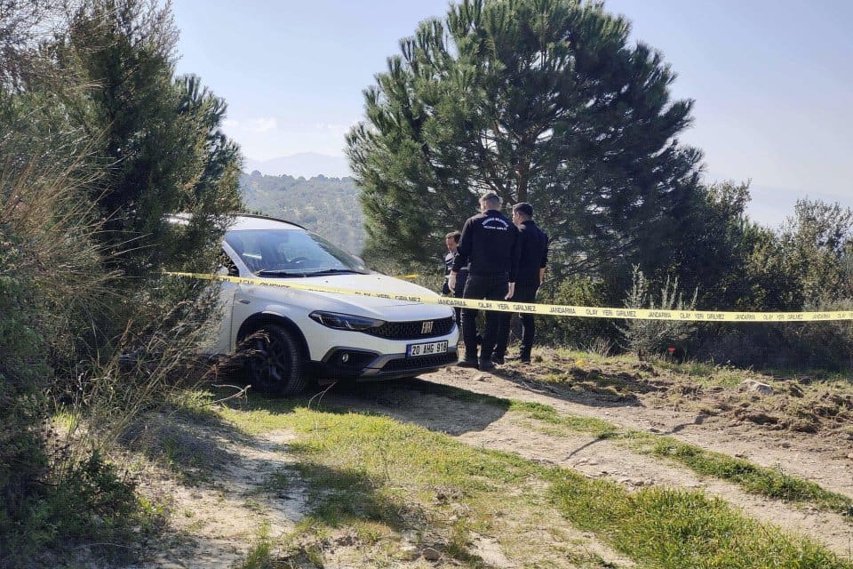 Aydın'ın Kuşadası il&ccedil;esinde Ali G&uuml;lm&uuml;ş&rsquo;&uuml;n (24), ormanda otomobilinde g&ouml;ğs&uuml;nden pompalı