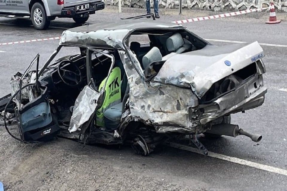 Zonguldak'ta istinat duvarına &ccedil;arpıp devrilen otomobildeki 3 kişi hayatını kaybetti,