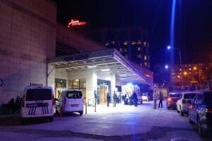 Aydın&rsquo;ın Efeler il&ccedil;esinde s&uuml;r&uuml;c&uuml;n&uuml;n direksiyon hakimiyetini kaybettiği otomobil kaldırımda y&uuml;r&uuml;yen
