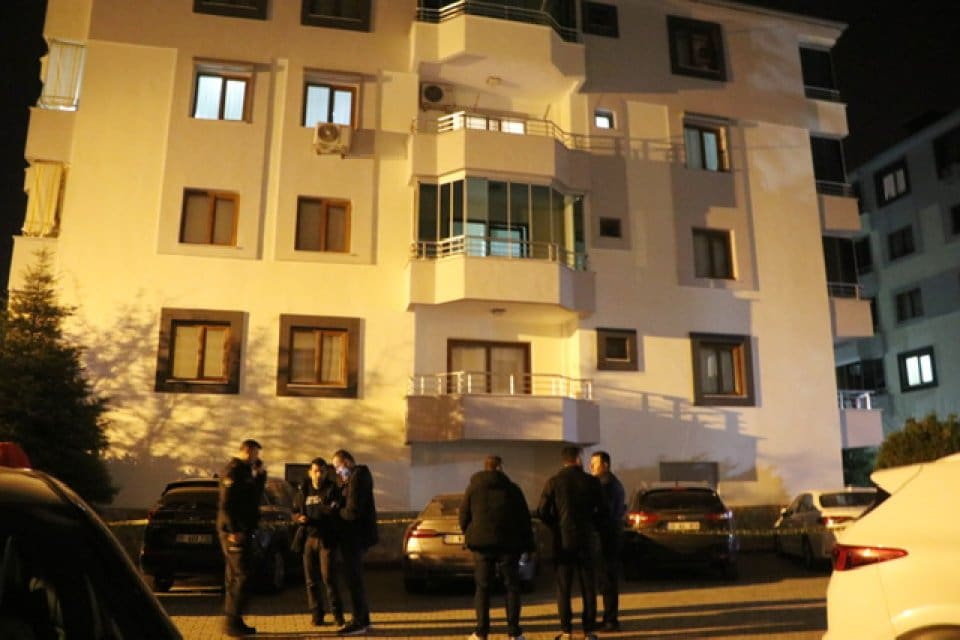 Denizliİ&rsquo;nin Merkezefendi il&ccedil;esinde apartmanın &uuml;&ccedil;&uuml;nc&uuml; katındaki balkondan dengesini kaybederek d&uuml;şen