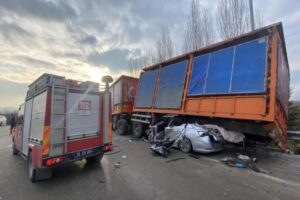 Bursa'da, emniyet şeridinde park halindeki&nbsp;TIR&rsquo;a &ccedil;arparak altına giren&nbsp;otomobilin s&uuml;r&uuml;c&uuml;s&uuml; M.V.Y.,