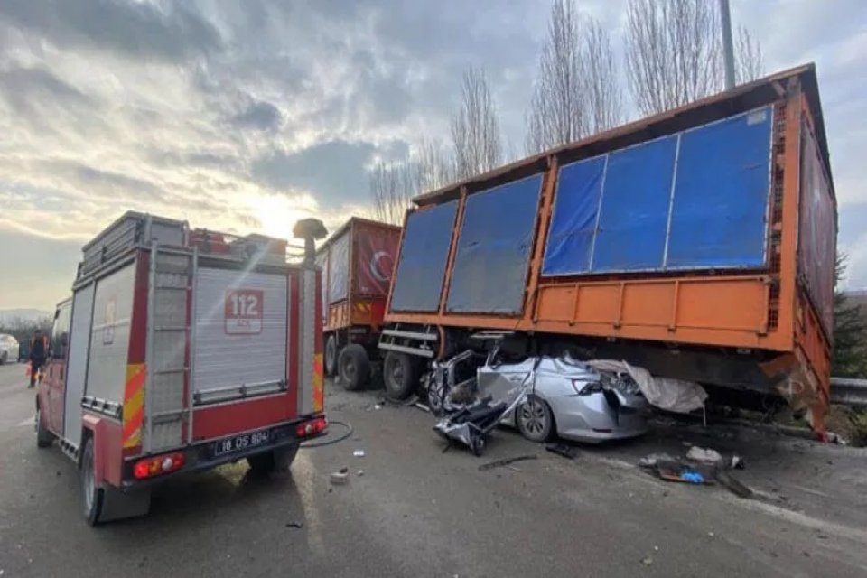 Bursa'da, emniyet şeridinde park halindeki&nbsp;TIR&rsquo;a &ccedil;arparak altına giren&nbsp;otomobilin s&uuml;r&uuml;c&uuml;s&uuml; M.V.Y.,
