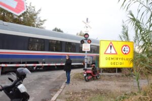 Aydın'ın Nazilli il&ccedil;esinde, bariyerler kapalı olmasına rağmen hemzemin ge&ccedil;itten ge&ccedil;meye