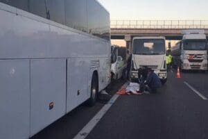 Kocaeli&rsquo;nin Gebze il&ccedil;esinde arızalanınca emniyet şeridine &ccedil;ektiği otob&uuml;s&uuml;n&uuml;n motorunu kontrol