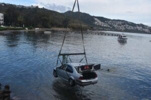 Muğla'nın Bodrum il&ccedil;esinde, s&uuml;r&uuml;c&uuml;s&uuml;n&uuml;n kontrol&uuml;n&uuml; yitirmesi sonucu denize u&ccedil;an otomobildeki