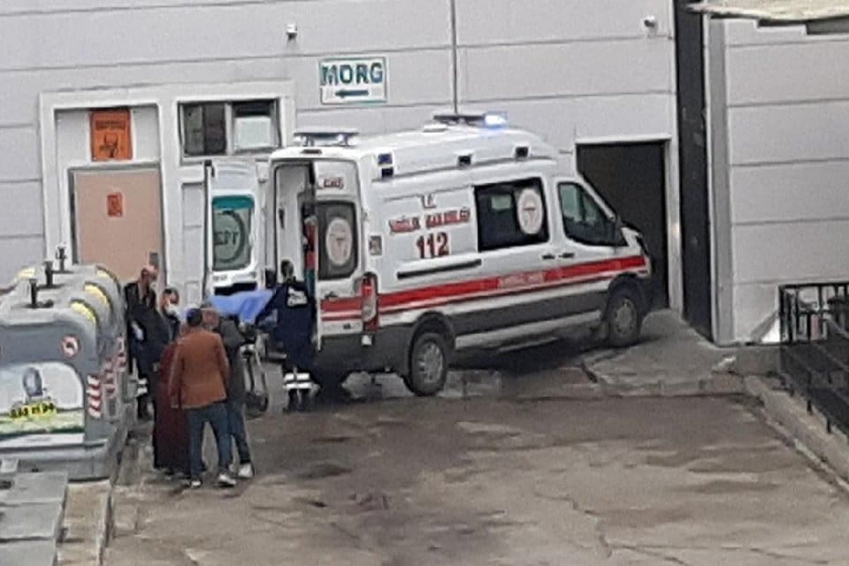 Aksaray'da &ccedil;alıştığı yapı malzemesi &uuml;reten fabrikada pres makinesine sıkışan İmdat