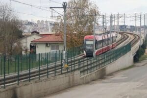 Samsun'un İlkadım il&ccedil;esinde tramvay, raylarda hareketsiz yatan Tuncay Boğa'ya &ccedil;arptı.