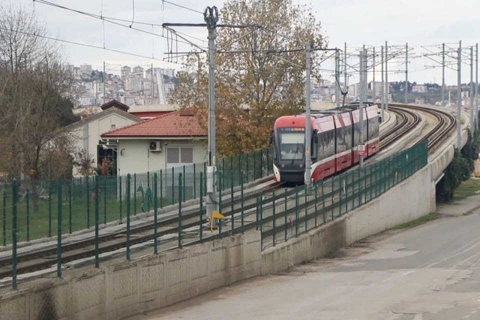 Samsun'un İlkadım il&ccedil;esinde tramvay, raylarda hareketsiz yatan Tuncay Boğa'ya &ccedil;arptı.