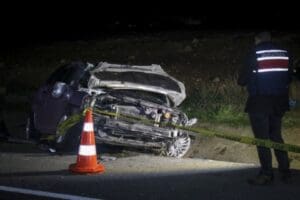 Uşak'ta şarampole devrilen otomobili s&uuml;r&uuml;c&uuml;s&uuml; hayatını kaybetti. Uşak'tan İzmir istikametine
