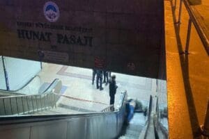 Kayseri'de Nevzat Y. (66), iş merkezinde y&uuml;r&uuml;yen merdivenlerden indiği sırada