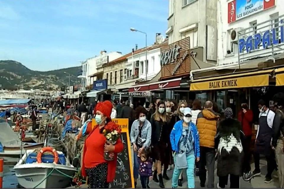 İzmir&rsquo;in turistik İl&ccedil;esi Fo&ccedil;a kontroll&uuml; normalleşmenin ikinci Cumartesi g&uuml;n&uuml; (13