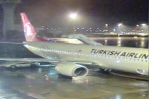 İstanbul-Roma seferini yapmaya hazırlanan yolcu u&ccedil;ağına merdiven aracı &ccedil;arptı. Kaza
