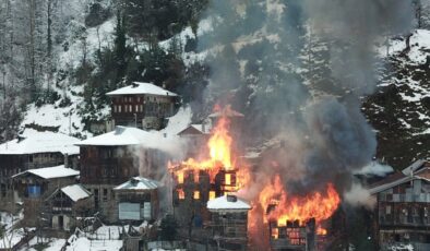Korkutan yangın: 2 ev, 2 serendi, 1 kamyonet kullanılamaz hale geldi