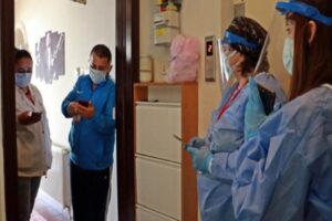 T&uuml;rkiye'de corona vir&uuml;sle m&uuml;cadele bir taraftan t&uuml;m hızıyla devam ederken,