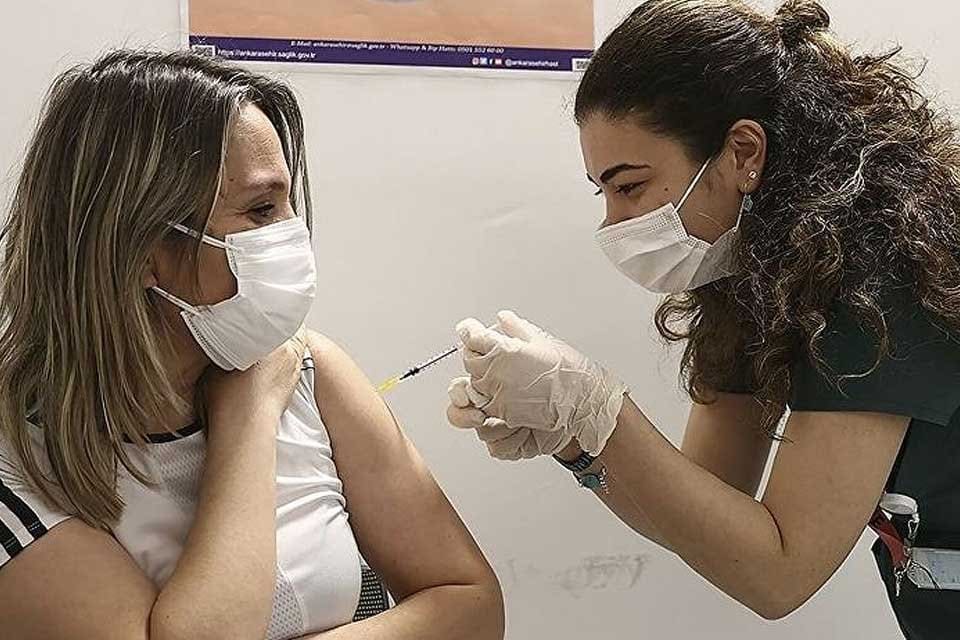 Koronavir&uuml;s aşıları ile ilgili yeni araştırma sonu&ccedil;ları a&ccedil;ıklandı. İngiltere'den gelen