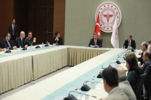Bu akşam yapılması planlanan Koronavirüs Bilim Kurulu toplantısının ertelendiği bildirildi.