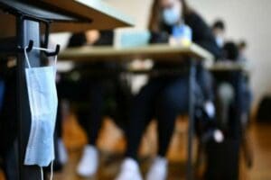 Sağlık Bakanlığı, okullarda temaslı takibi rehberini g&uuml;ncelleyerek uygulanacak karantina s&uuml;resini