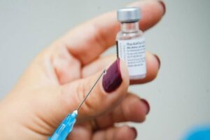 Pfizer-BioNTech'in grip ve Covid-19 için tek bir aşı üzerinde çalıştığı