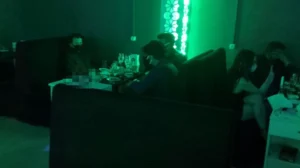 Konya'da koronavir&uuml;s tedbirleri kapsamında m&uuml;h&uuml;rlenen 2 eğlence mekanındaki 51 kişiye