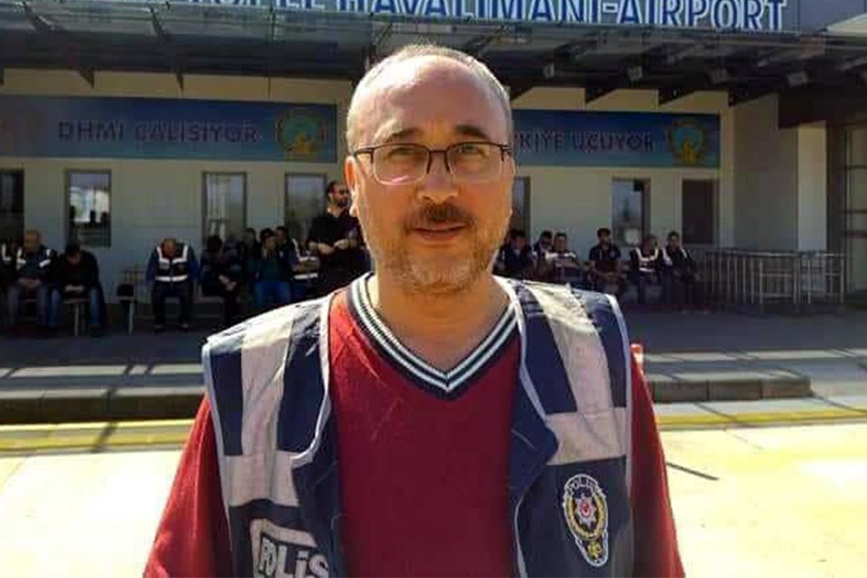 İzmir Torbalı ilçesinde görevli polis memuru Elvan Özdemir (49), yakalandığı
