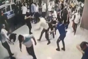 Diyarbakır'da hastanede koronavir&uuml;s nedeniyle hayatını kaybeden Nafiye Aydın'ın (83) yakınları,