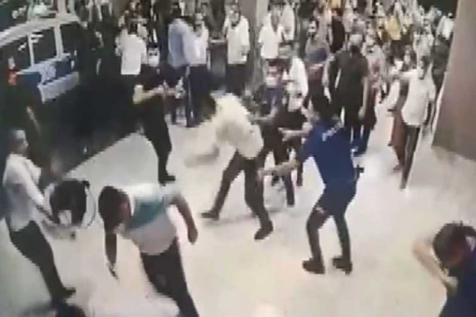 Diyarbakır'da hastanede koronavir&uuml;s nedeniyle hayatını kaybeden Nafiye Aydın'ın (83) yakınları,