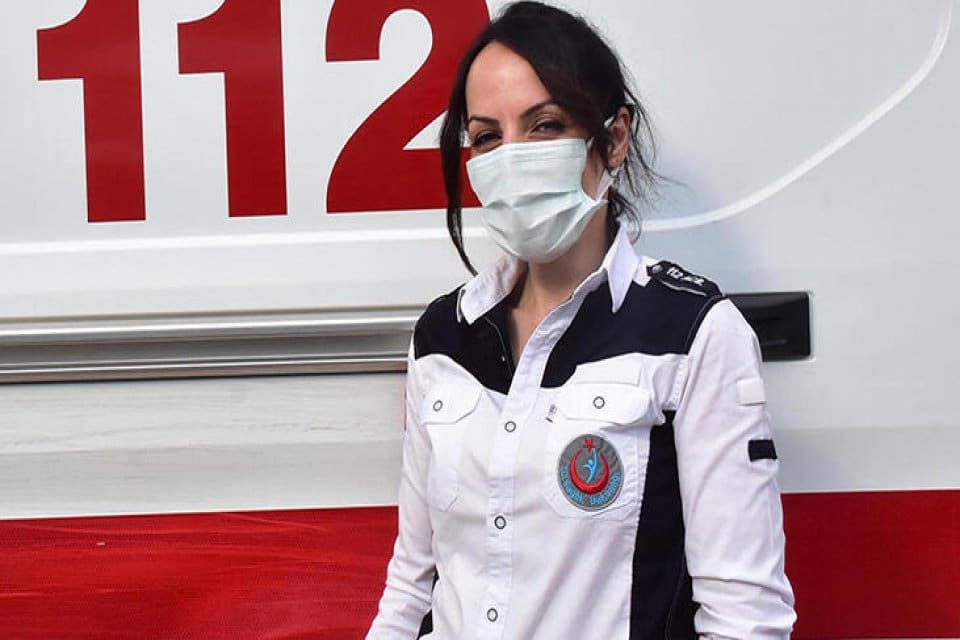 İzmir&rsquo;de, 112 personeli Sevgi S&ouml;nmez (35), koronavir&uuml;s&uuml; yenip, sağlığına kavuştu.