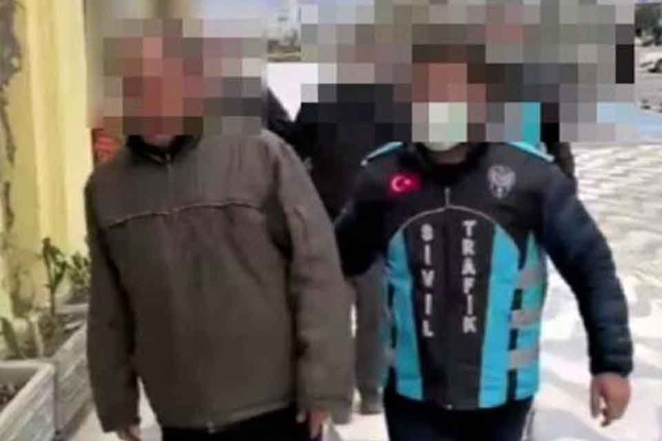 İzmir'de, polisin d&uuml;zenlediği operasyonda korsan otopark&ccedil;ılık yaptığı belirlenen 10 kişi