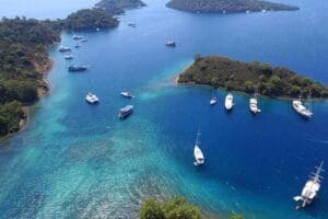 Muğla'nın Fethiye il&ccedil;esinin turistlik mahallesi G&ouml;cek'te, izole tatil i&ccedil;in teknelere