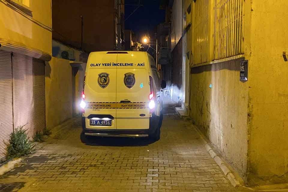 K&ouml;t&uuml; koku ihbarı &uuml;zerine İzmir'in Bornova il&ccedil;esindeki bir&nbsp;eve gelen polis
