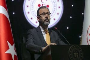 Mehmet Muharrem Kasapoğlu, kul&uuml;plerin k&ouml;t&uuml; zeminlerden sorumlu olduğunu vurgulayarak, &lsquo;&rsquo;Federasyonla
