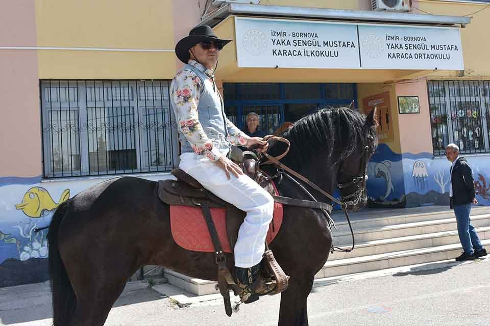 Bornova'da oturan at eğitmeni Faruk Ceren, oy kullanmak i&ccedil;in sabah