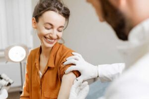 Koronavir&uuml;s salgınına karşı m&uuml;cadelede d&uuml;nya genelinde yaygın aşılama devam ederken