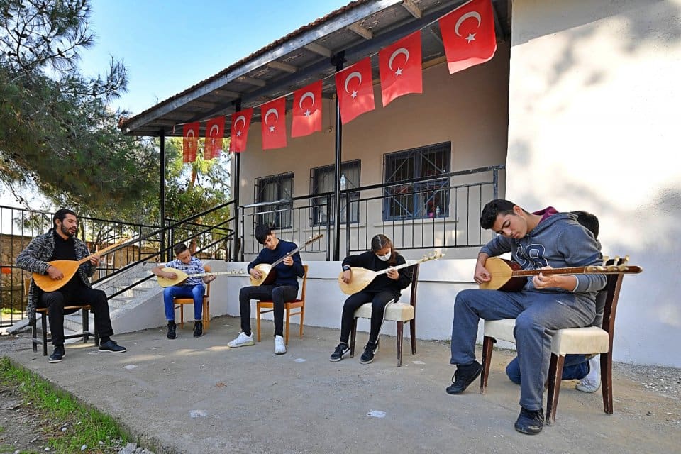 İzmir B&uuml;y&uuml;kşehir Belediyesi, kentin kırsal mahallelerindeki &ccedil;ocukları m&uuml;zikle buluşturmak i&ccedil;in