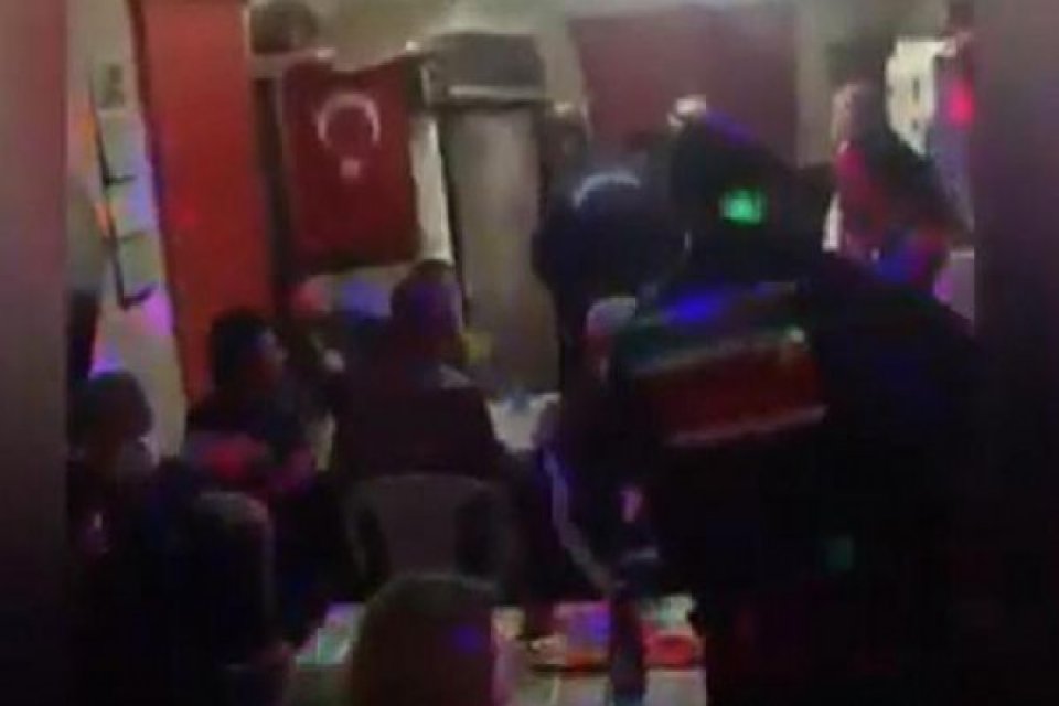 Uşak'ta, m&uuml;zikhole &ccedil;evrilen eve d&uuml;zenlenen baskında 20 kişiye toplam 72