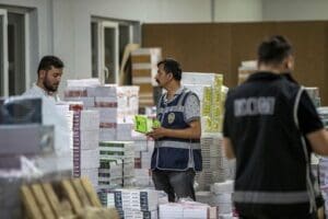 KPSS sorularının sızdırıldığı iddiasıyla başlatılan &ccedil;ifte soruşturma s&uuml;r&uuml;yor.. Uzmanlarca hazırlanan
