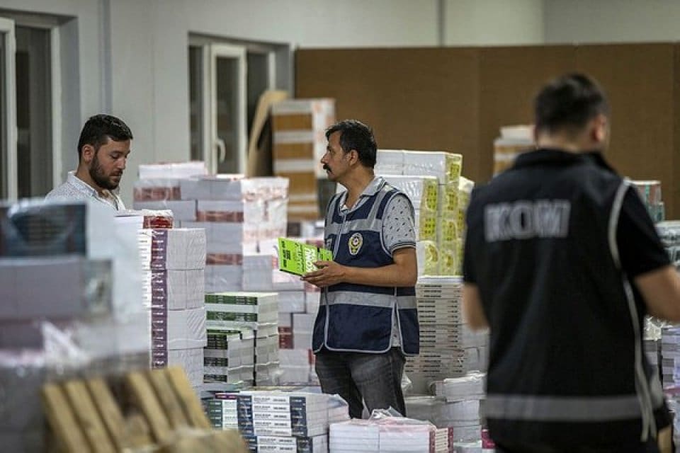KPSS sorularının sızdırıldığı iddiasıyla başlatılan &ccedil;ifte soruşturma s&uuml;r&uuml;yor.. Uzmanlarca hazırlanan