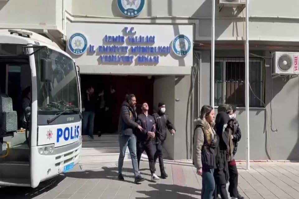 İzmir'e gelen yerli ve yabancı turistlere ait banka ve kredi