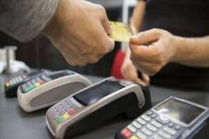 Pandemi d&ouml;neminde hem online hem fiziksel alışverişlerde kredi kartını daha