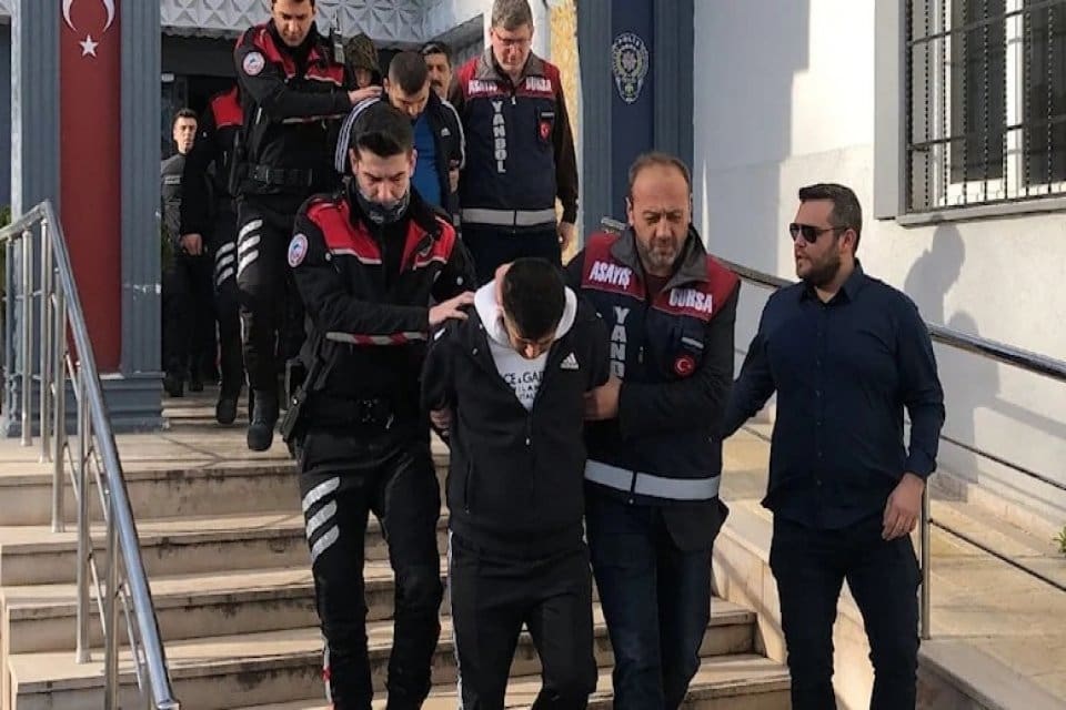 Bursa merkezli operasyonda, kredilerinin &ouml;demelerini tamamlayan kişileri sigorta paralarını iade