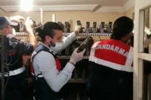 İzmir'in Menderes il&ccedil;esinde g&uuml;mr&uuml;k ka&ccedil;ağı olduğu değerlendirilen, aralarında kripto para
